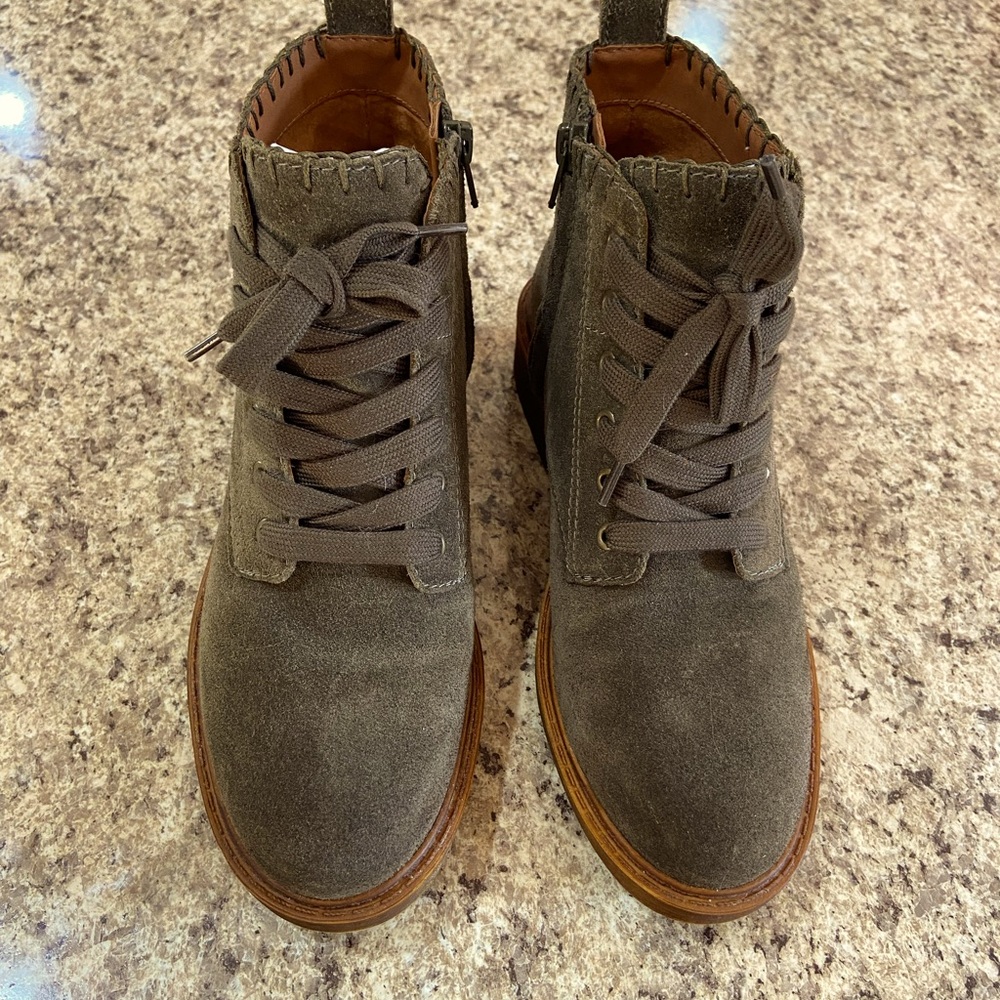 Gorgeous Zodiac olive green suede fall booties!